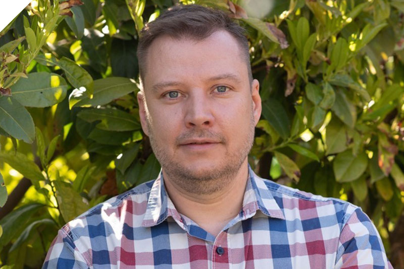 adwrk-szept-interju-kep2 Elsőre azt hinnénk, egy ilyen épülethez méretes piac dukál, de ahogy madártávlatból ráközelítünk a potenciális látogatók halmazára, máris látjuk a kultúrafogyasztók speciális jellemzőit. Ha Budapestet és az agglomerációt vesszük, mint célközönséget, akkor persze remekül hangzik, hogy kétmilliós a piac, ám rögtön vonjuk le a kulturálisan passzív 40%-ot, ők soha nem vesznek jegyet se ide, se máshová. Újabb 20-30% között mozog azok száma, akik a könnyed kultúra kedvelők, így néha elmennek például a Budapest Parkba, egy-két színházi produkcióra, és egyszer-egyszer talán a a Müpába is. Végül csupán 8% azok aránya, akik kéthavonta legalább egy, klasszikus kultúrát képviselő intézménybe ellátogatnak. Tehát nagyjából 160.000 emberről beszélünk, ugyanarról a 160.000-ről, aki jegyet vesz az Örkény Színházba, a Katona József Színházba, az Operába és a Zeneakadémiára.
